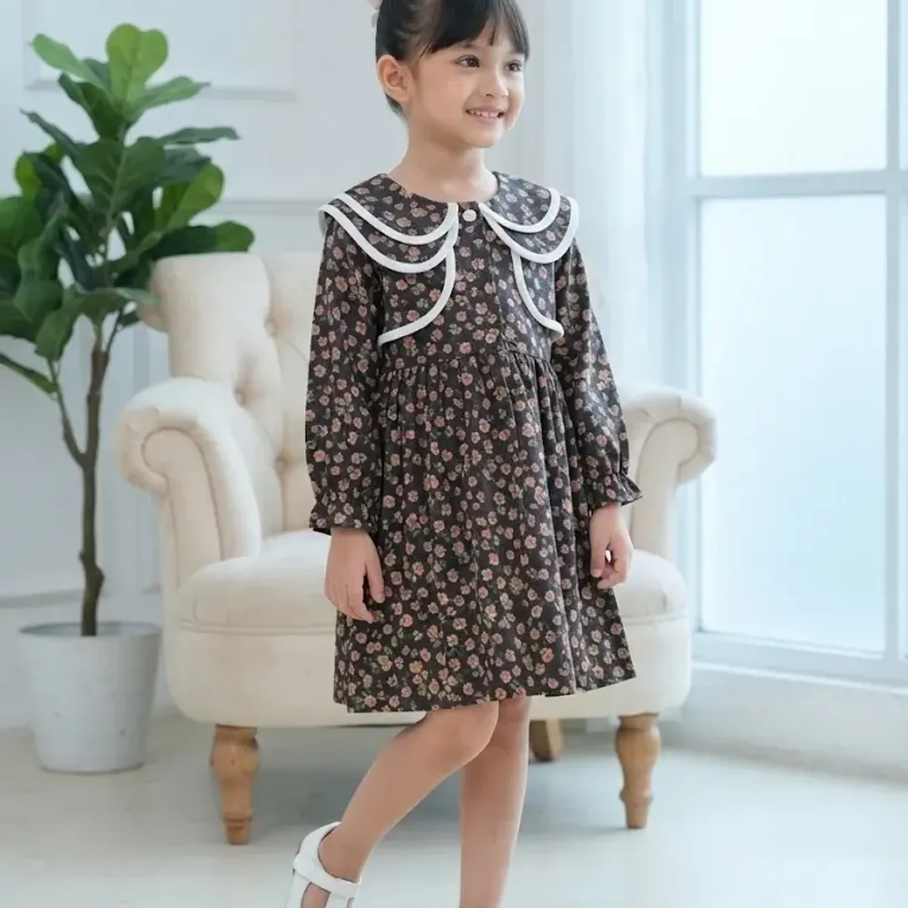 Dress Girls Polled Charm